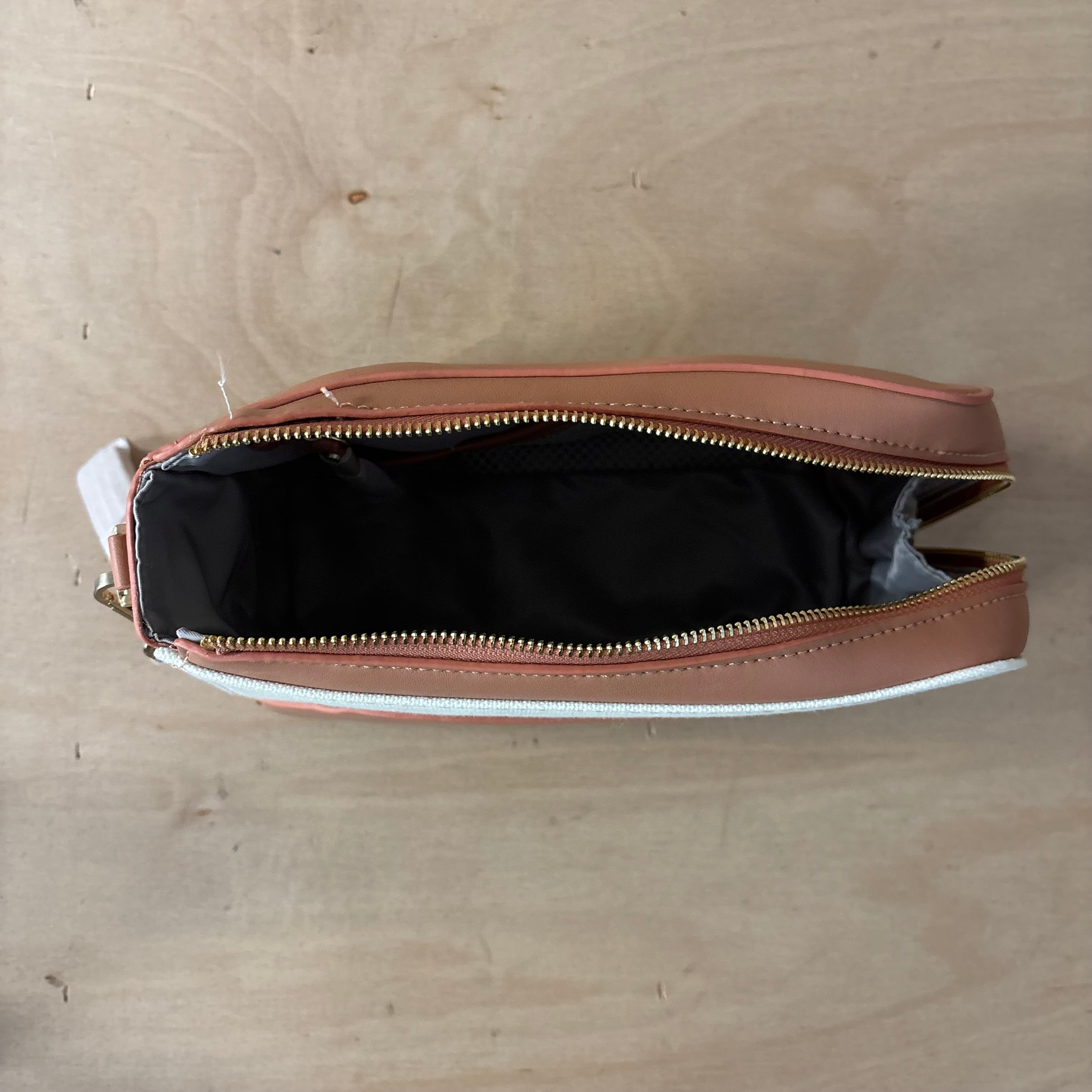 Stackers wave wash bag in wave desert