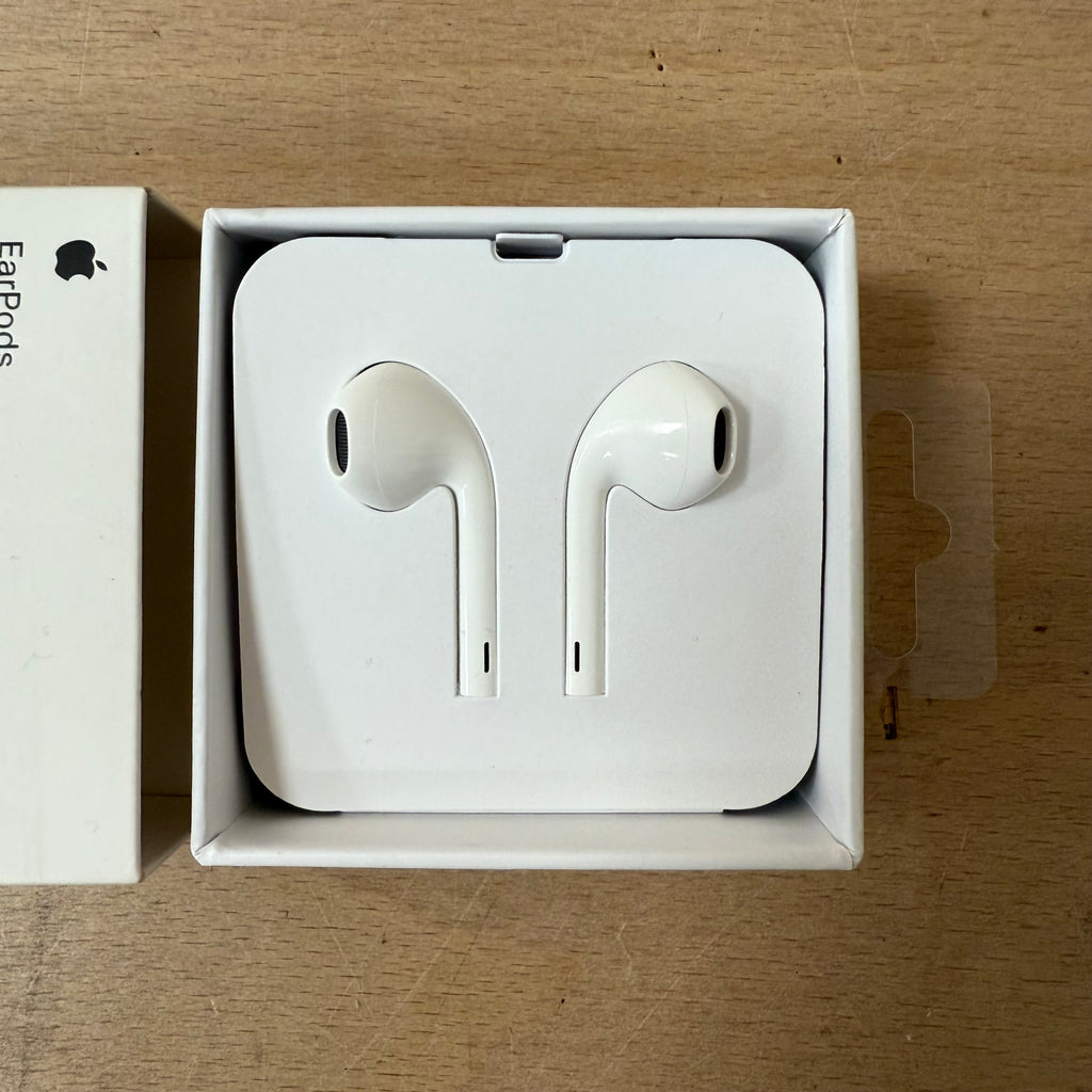 Apple EarPods lightening connector A1748 new in box