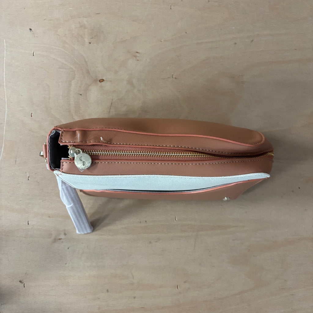 Stackers wave wash bag in wave desert