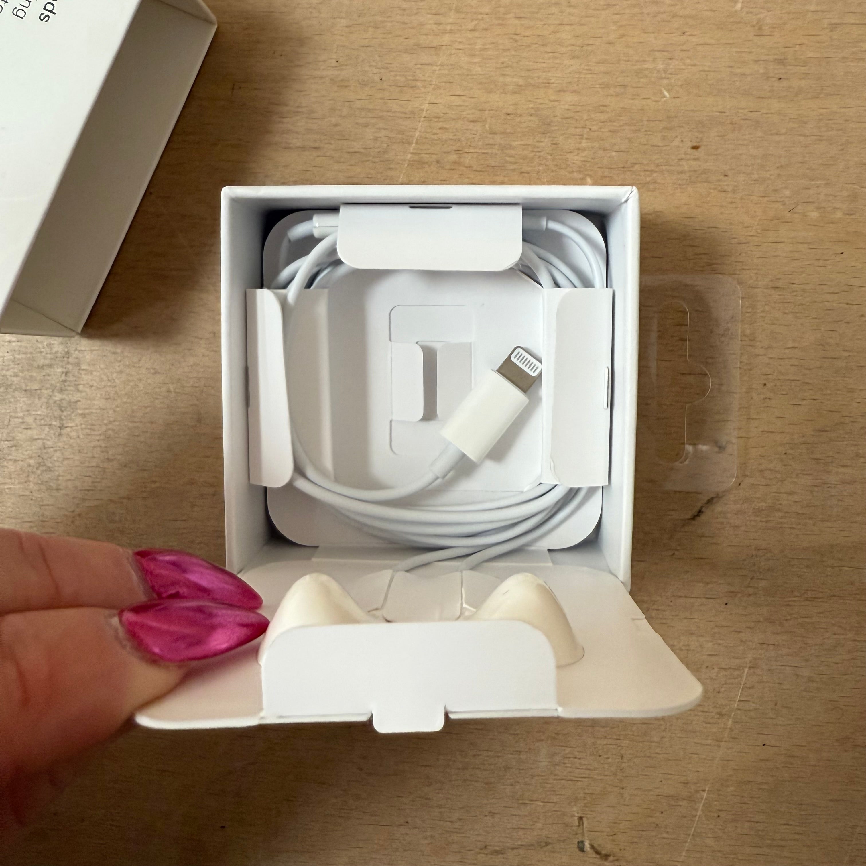 Apple EarPods lightening connector A1748 new in box