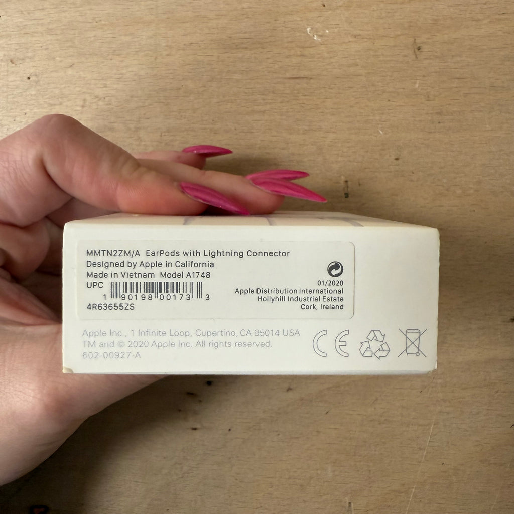 Apple EarPods lightening connector A1748 new in box